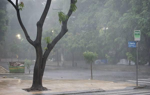 Fortaleza amanhece com chuva nesta segunda-feira (16)